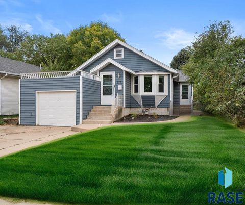 Photo of 717 S Grange Ave Avenue, Sioux Falls, SD 57104 (MLS # 22508009)