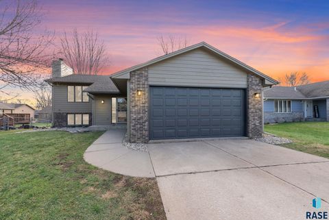 Photo of 4704 S Nathan Ave, Sioux Falls, SD 57103 (MLS # 22602672)