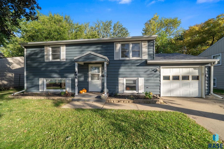 Photo 1 of 54 — 3904 E 21st St, Sioux Falls, SD 57103