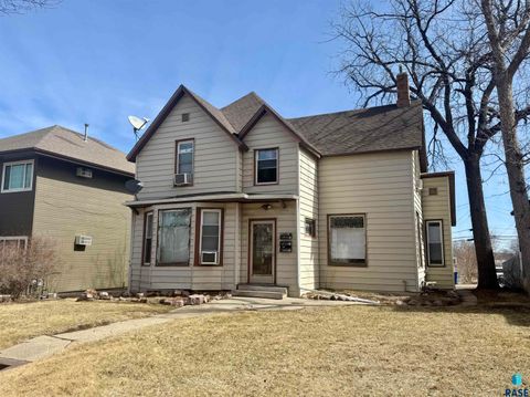 Photo of 614 S 2nd Ave, Sioux Falls, SD 57104 (MLS # 22601979)