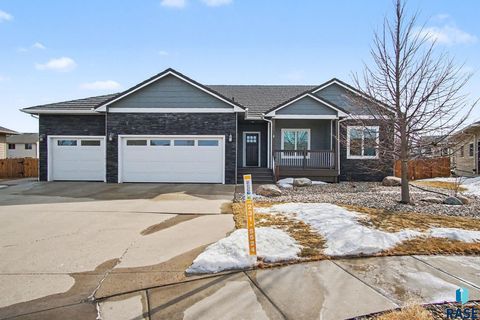 Photo of 2405 E Yorkshire St, Sioux Falls, SD 57108 (MLS # 22602016)