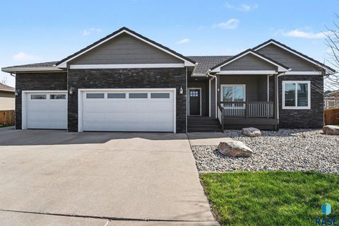 Photo of 2405 E Yorkshire St, Sioux Falls, SD 57108 (MLS # 22602016)