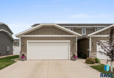 Townhouse For Sale - 4500 E Whisper Ridge Place<br/> Sioux Falls, SD 57108