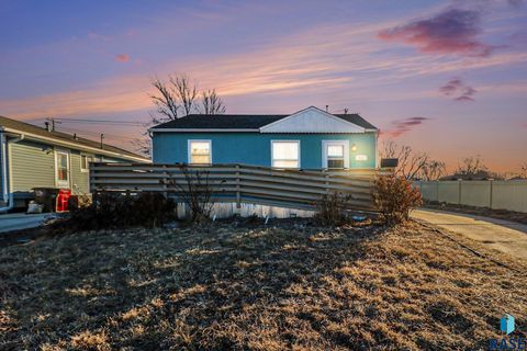 Photo of 412 S Jefferson Ave, Sioux Falls, SD 57104 (MLS # 22601013)