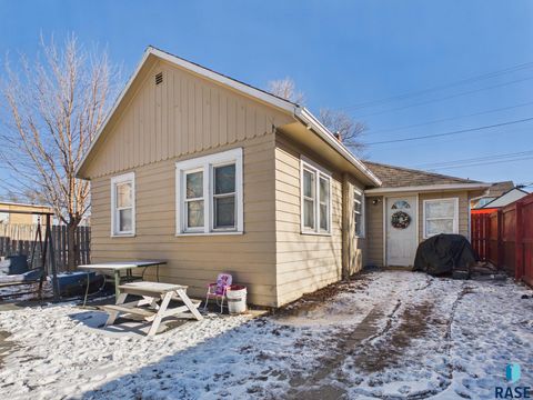 Photo of 314 N Fairfax Ave, Sioux Falls, SD 57103 (MLS # 22601472)