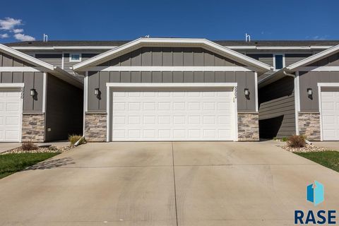 Photo of 5902 S Whisper Creek Pl, Sioux Falls, SD 57108 (MLS # 22602717)