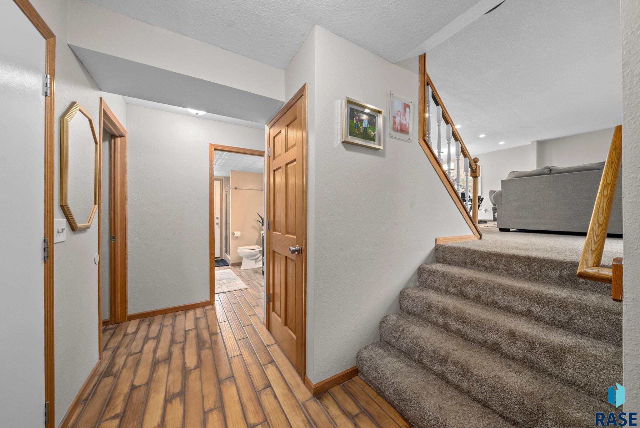 Sioux Falls, South Dakota 57105, United States, 4 Bedrooms Bedrooms, ,3 BathroomsBathrooms,Residential,Active,186542