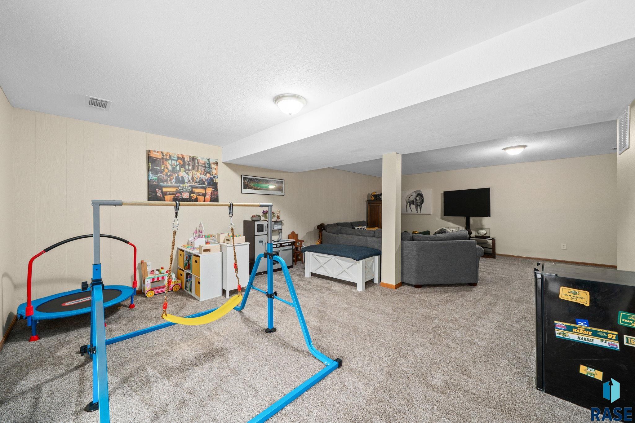 Sioux Falls, South Dakota 57105, United States, 4 Bedrooms Bedrooms, ,3 BathroomsBathrooms,Residential,Active,186542