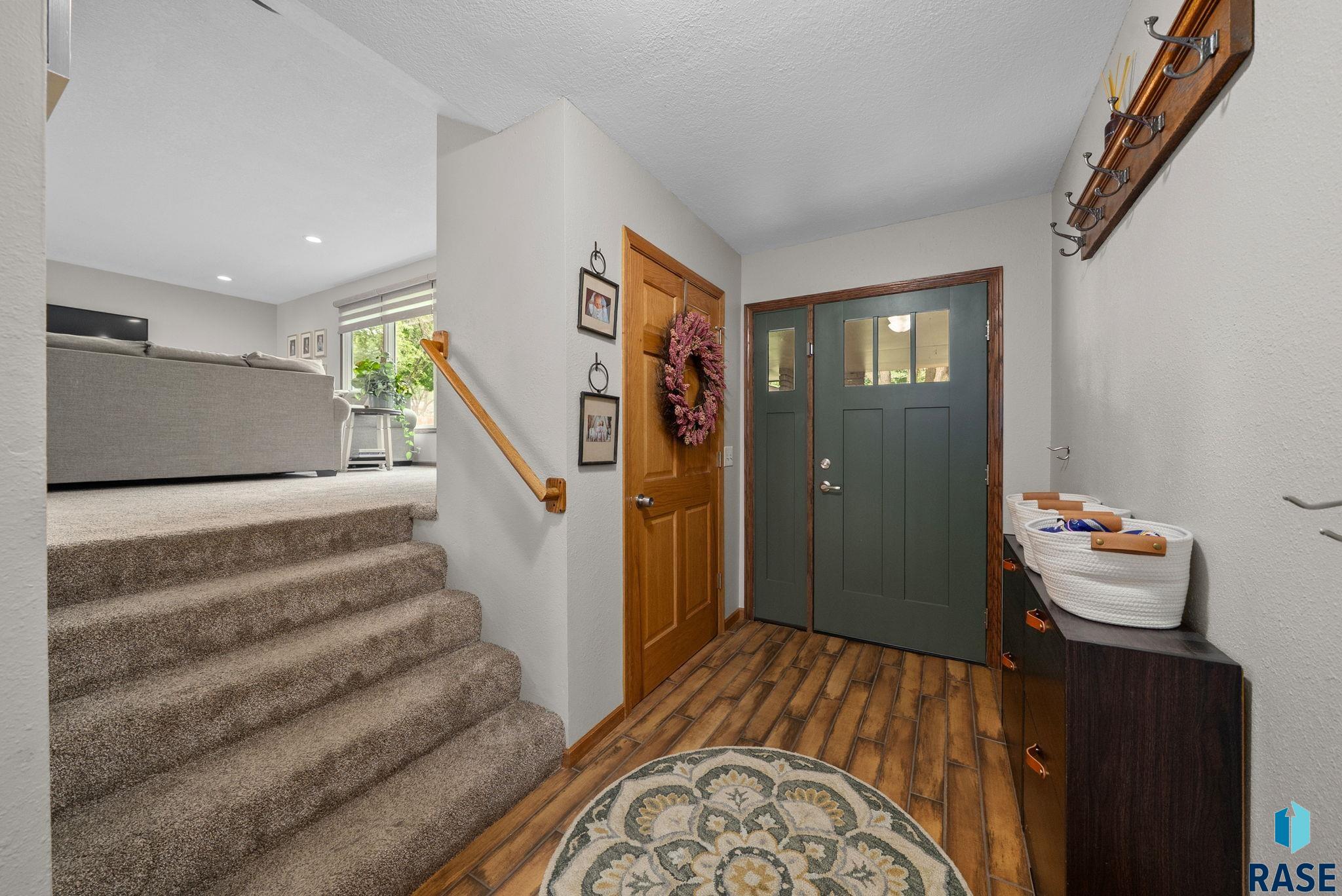 Sioux Falls, South Dakota 57105, United States, 4 Bedrooms Bedrooms, ,3 BathroomsBathrooms,Residential,Active,186542