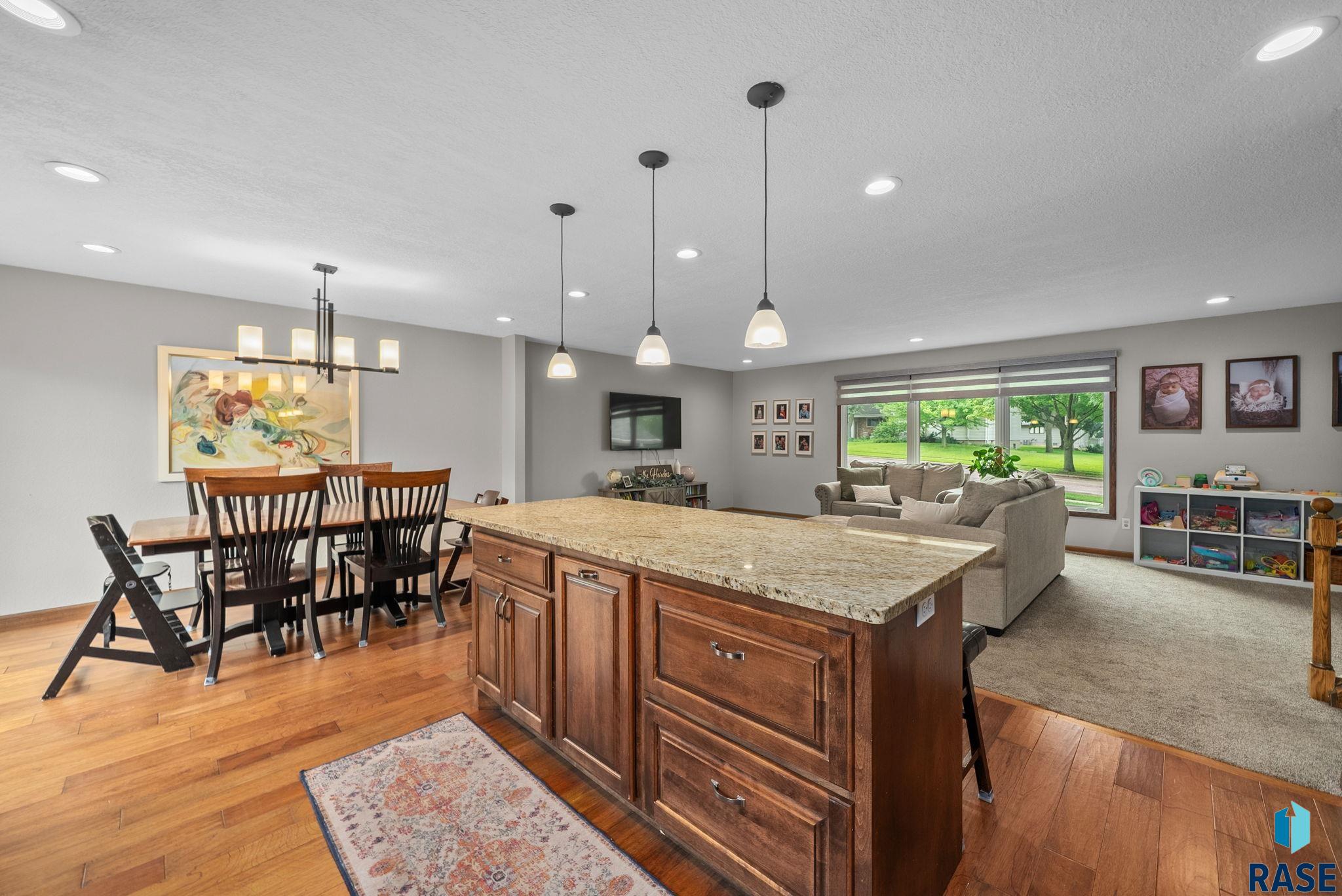 Sioux Falls, South Dakota 57105, United States, 4 Bedrooms Bedrooms, ,3 BathroomsBathrooms,Residential,Active,186542