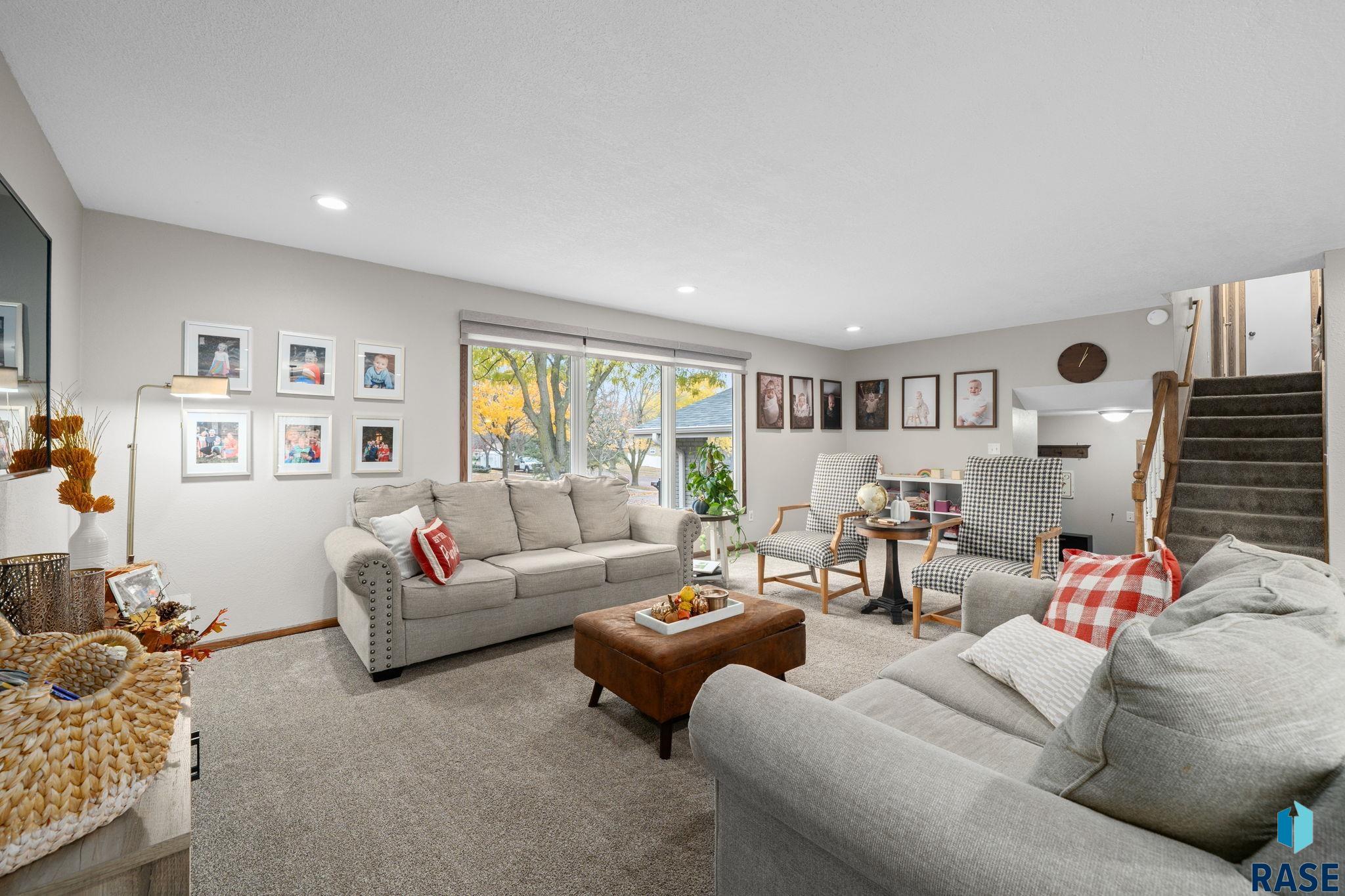 Sioux Falls, South Dakota 57105, United States, 4 Bedrooms Bedrooms, ,3 BathroomsBathrooms,Residential,Active,186542