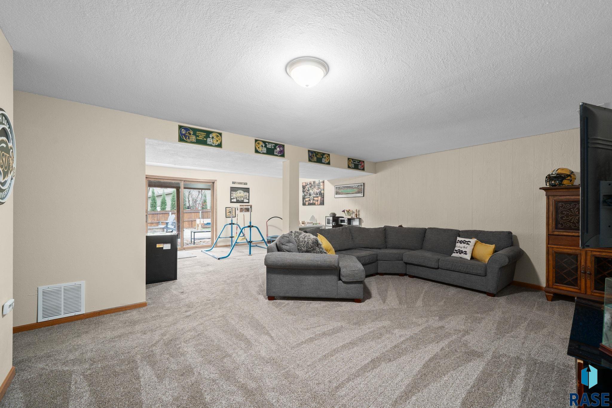 Sioux Falls, South Dakota 57105, United States, 4 Bedrooms Bedrooms, ,3 BathroomsBathrooms,Residential,Active,186542