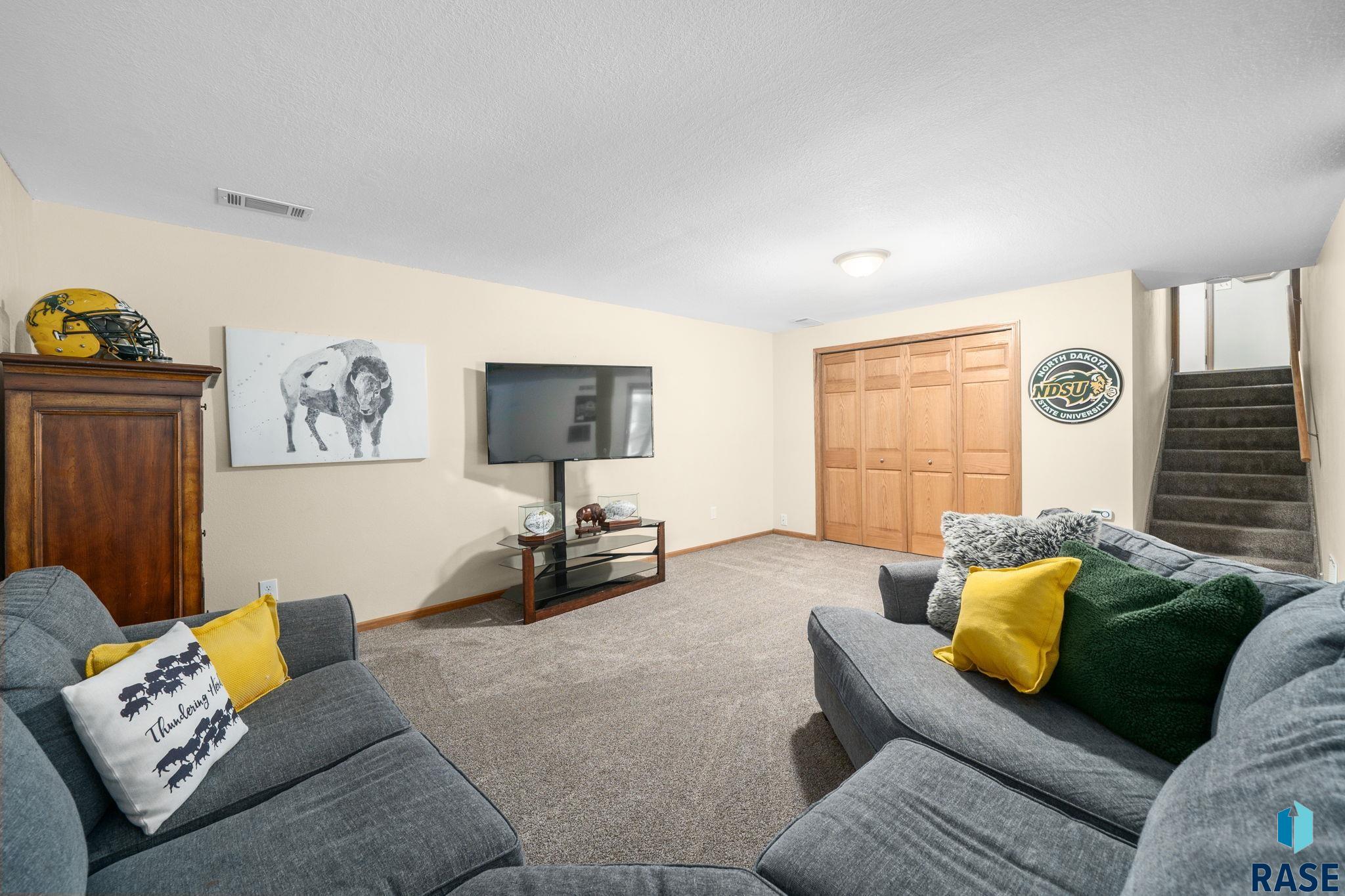 Sioux Falls, South Dakota 57105, United States, 4 Bedrooms Bedrooms, ,3 BathroomsBathrooms,Residential,Active,186542