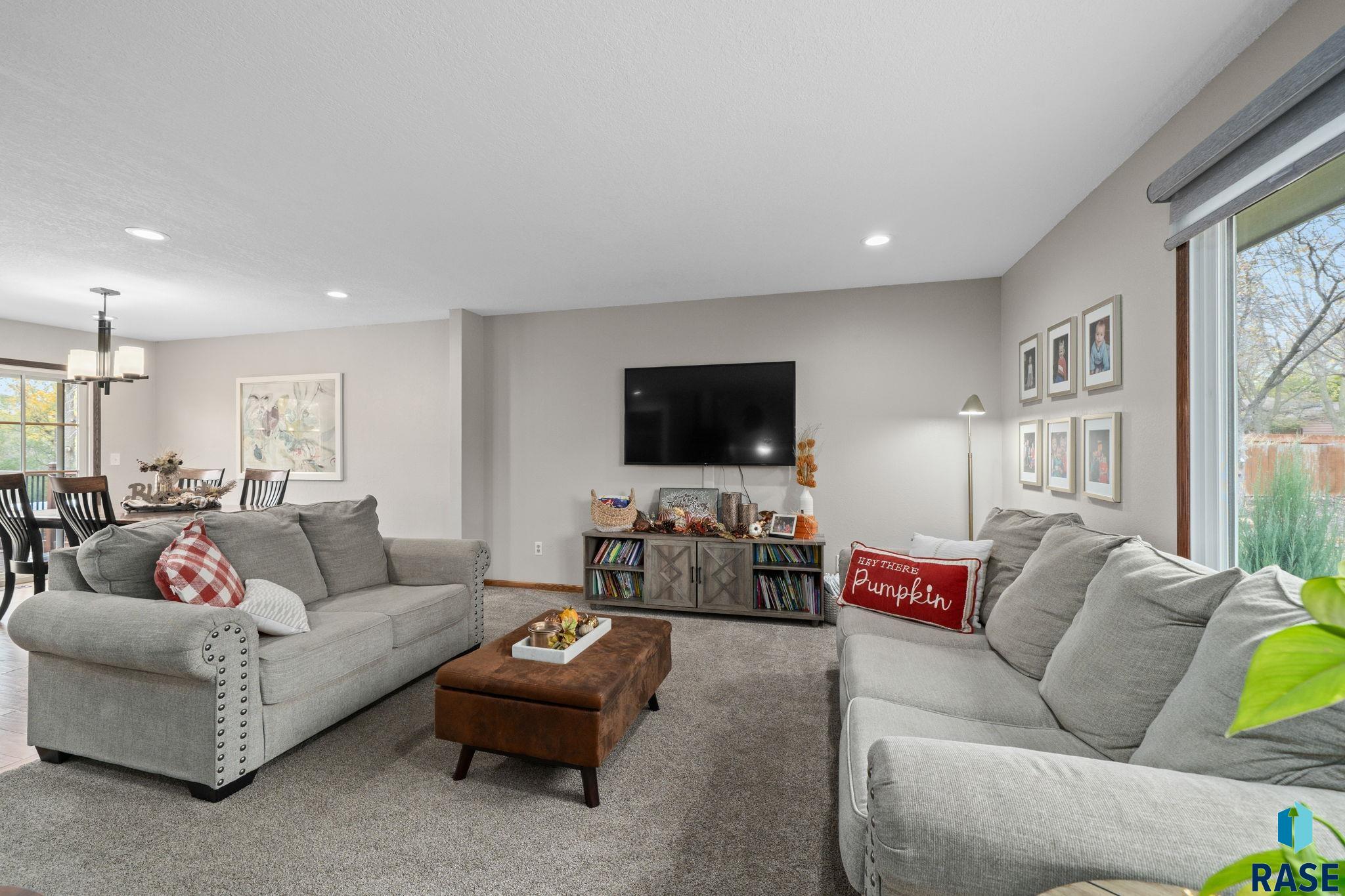 Sioux Falls, South Dakota 57105, United States, 4 Bedrooms Bedrooms, ,3 BathroomsBathrooms,Residential,Active,186542