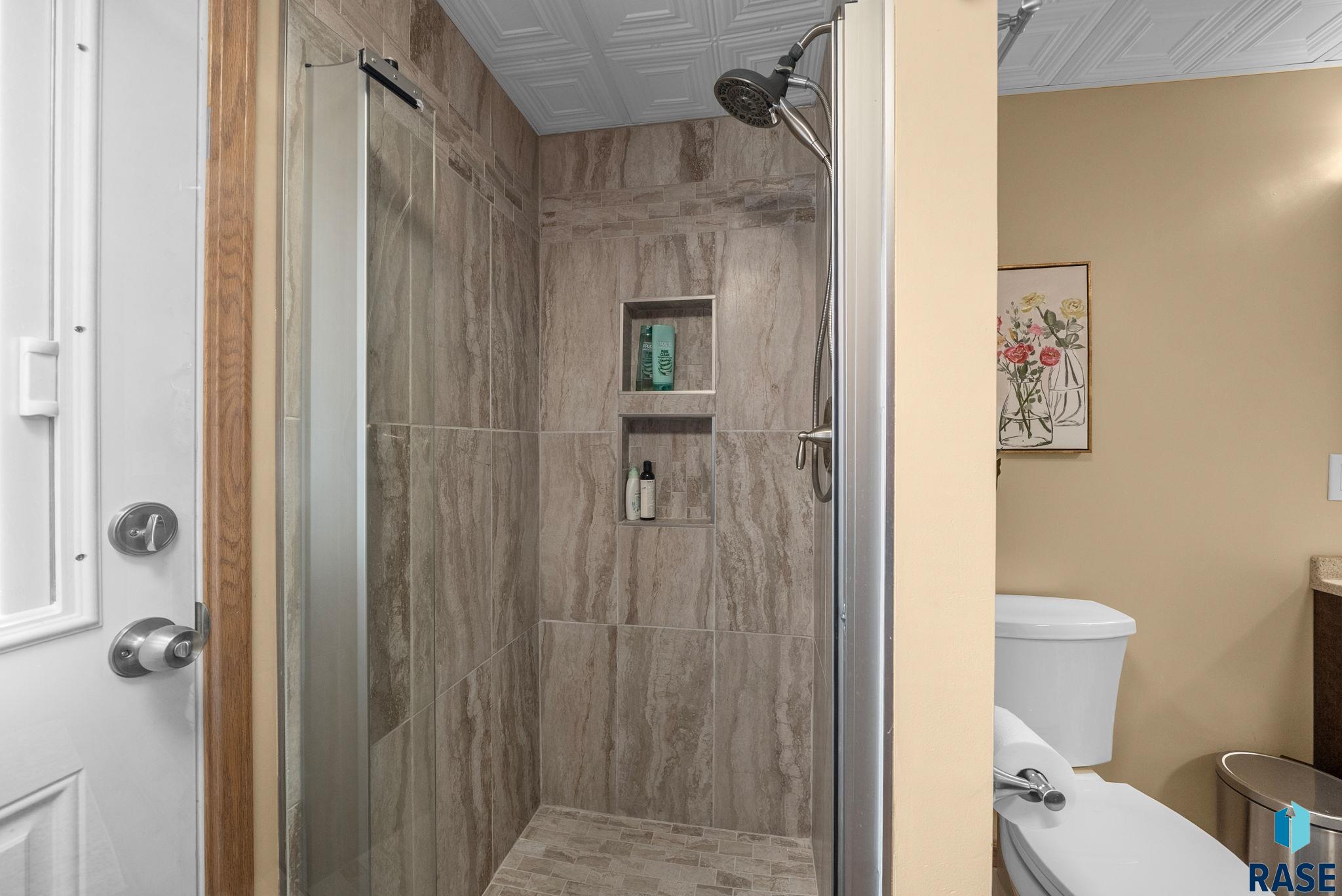 Sioux Falls, South Dakota 57105, United States, 4 Bedrooms Bedrooms, ,3 BathroomsBathrooms,Residential,Active,186542