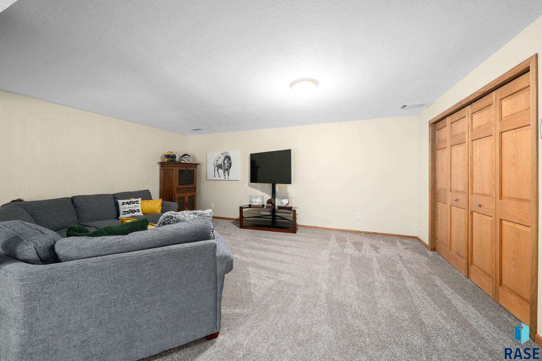 Sioux Falls, South Dakota 57105, United States, 4 Bedrooms Bedrooms, ,3 BathroomsBathrooms,Residential,Active,186542