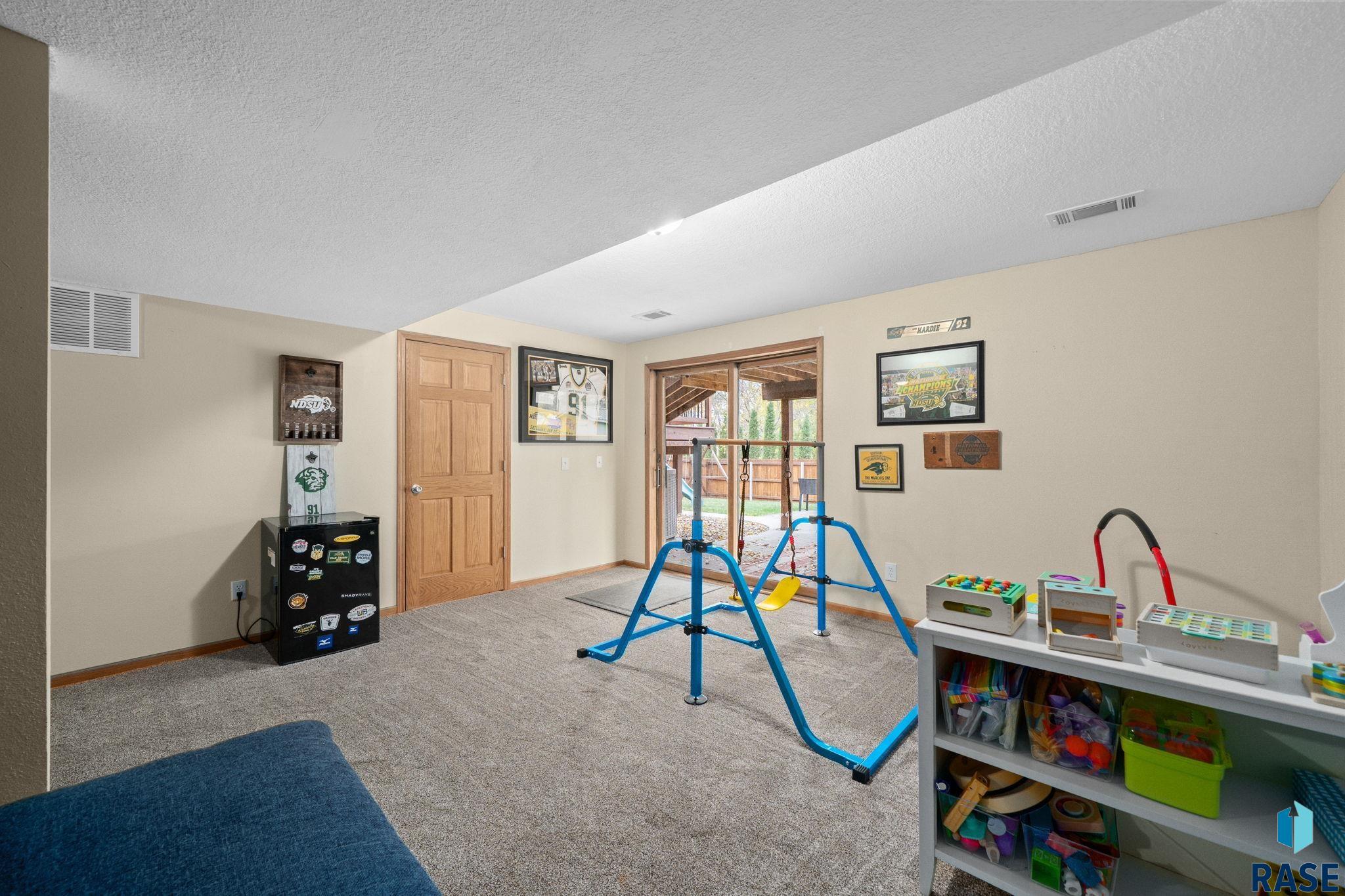 Sioux Falls, South Dakota 57105, United States, 4 Bedrooms Bedrooms, ,3 BathroomsBathrooms,Residential,Active,186542