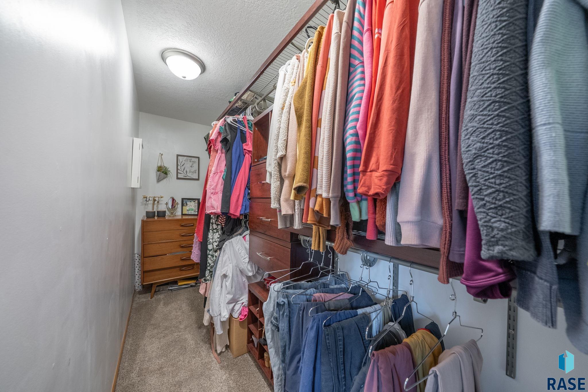 Sioux Falls, South Dakota 57105, United States, 4 Bedrooms Bedrooms, ,3 BathroomsBathrooms,Residential,Active,186542