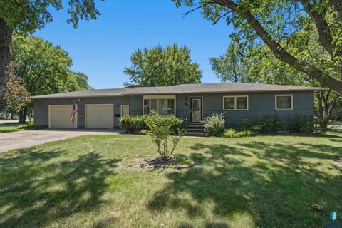 Homes For Sale - 205 Crestwood Drive<br/> Minnehaha County, Hartford, SD 57033