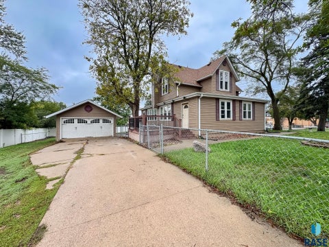 Homes For Sale - 1501 W 9th Street<br/> Sioux Falls, SD 57104