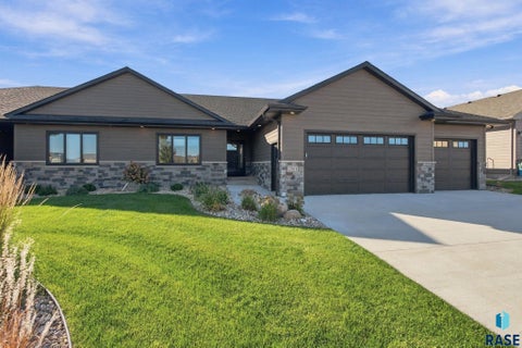 Photo of 2703 W Oak Hill Dr, Sioux Falls, SD 57108 (MLS # 22608025)