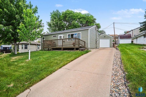 Homes For Sale - 710 S Roberts Drive<br/> Minnehaha County, Sioux Falls, SD 57104