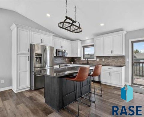 Homes For Sale - 6005 S Hallow Avenue<br/> Sioux Falls, SD 57106