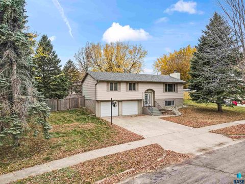 Photo of 5705 W 28th St Street, Sioux Falls, SD 57105 (MLS # 22508460)
