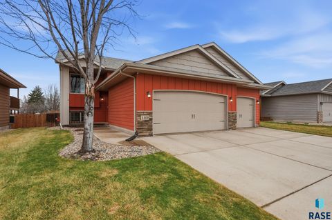 Photo of 4409 S Tribbey Trl, Sioux Falls, SD 57106 (MLS # 22602311)