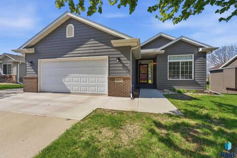 Homes For Sale - 5601 W Pineridge Drive<br/> Minnehaha County, Sioux Falls, SD 57107