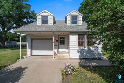 Photo of 703 S Blauvelt Ave, Sioux Falls, SD 57103 (MLS # 22607971)