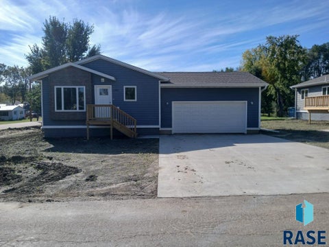 Photo of 1947 E 33rd St N N, Sioux Falls, SD 57104 (MLS # 22607834)