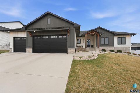 Photo of 8216 E Ladyslipper Cir, Sioux Falls, SD 57110 (MLS # 22602376)