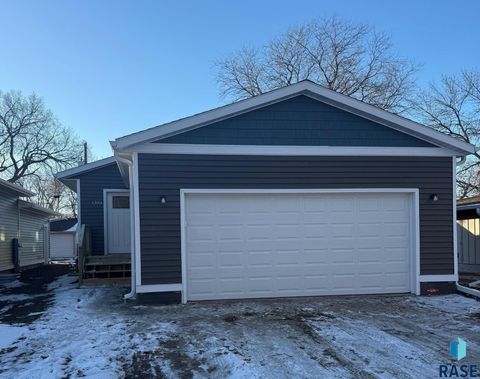 Photo of 1303 N Garfield Ave, Sioux Falls, SD 57104 (MLS # 22600672)