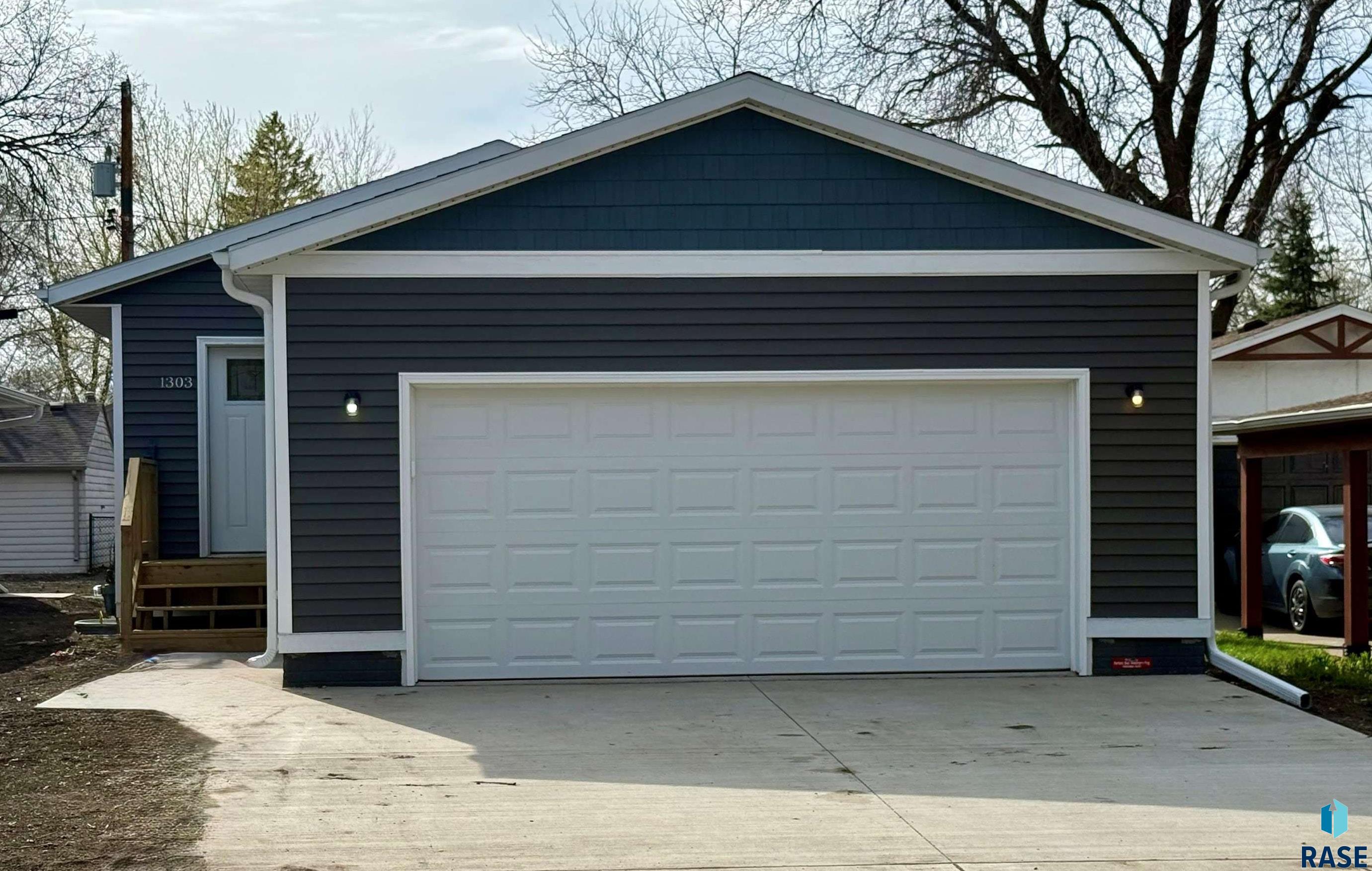 Photo 1 of 15 — 1303 N Garfield Ave, Sioux Falls, SD 57104