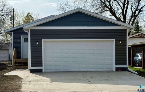 Photo of 1303 N Garfield Ave, Sioux Falls, SD 57104 (MLS # 22600672)