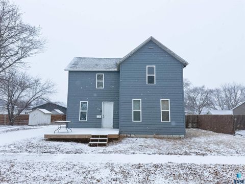 Homes For Sale - 210 S Liberty Avenue<br/> Lake County, Madison, SD 57042