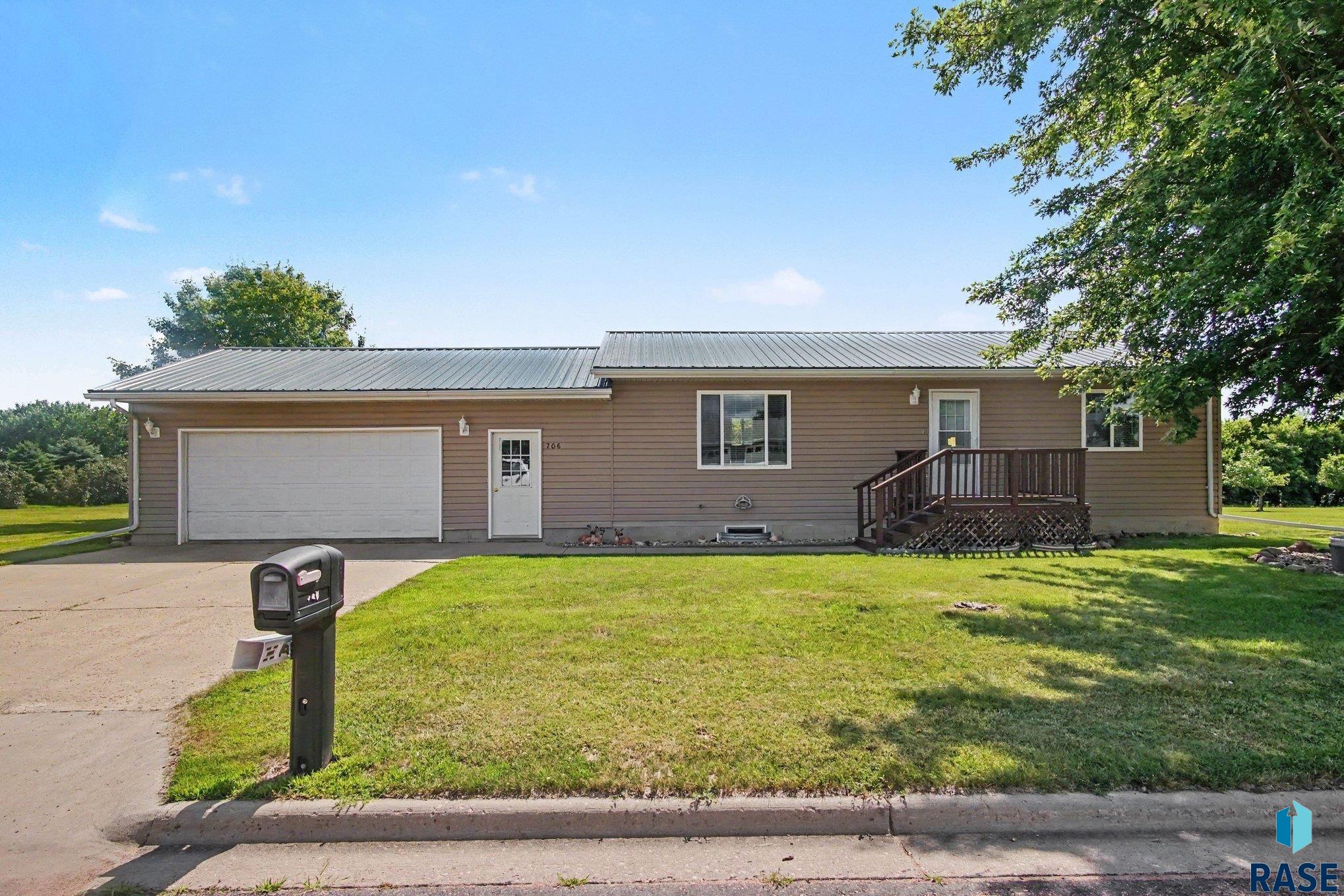 706 S Maple St - Photo 2