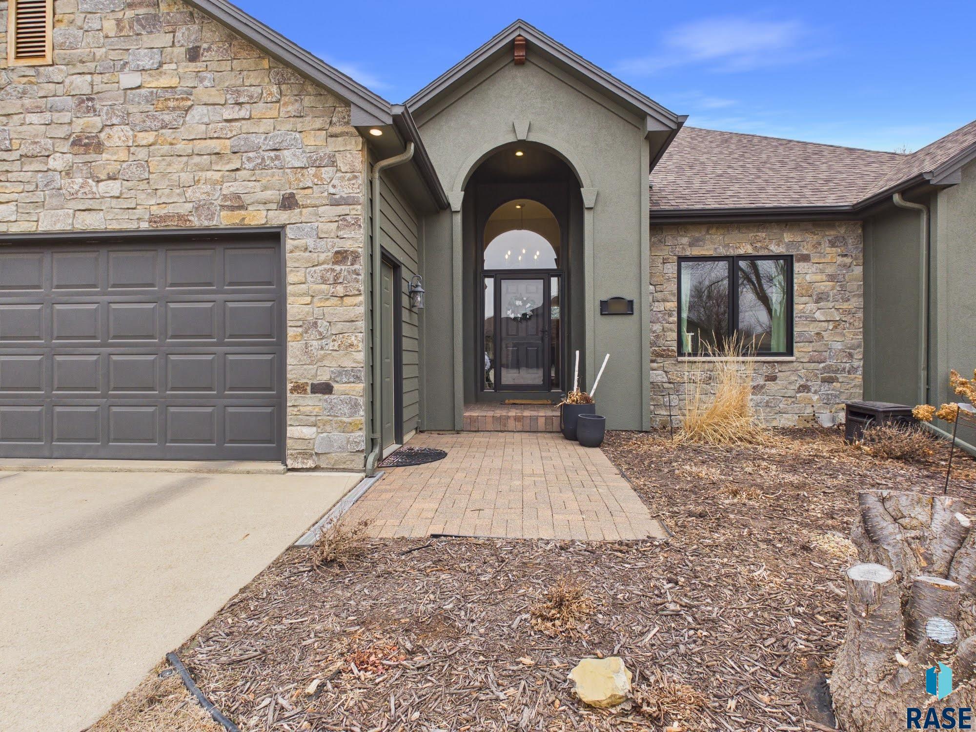 112 W St Andrews Dr