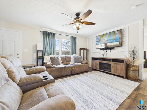 Photo of 1010 S Liberty Pl, Sioux Falls, SD 57106 (MLS # 22602895)