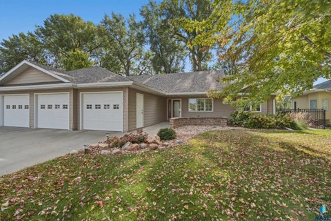Photo of 4011 W Newcomb St, Sioux Falls, SD 57106 (MLS # 22607902)