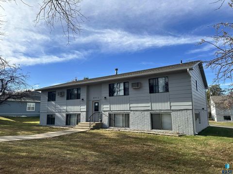Photo of 3711 S Cathy Ave, Sioux Falls, SD 57106 (MLS # 22508742)