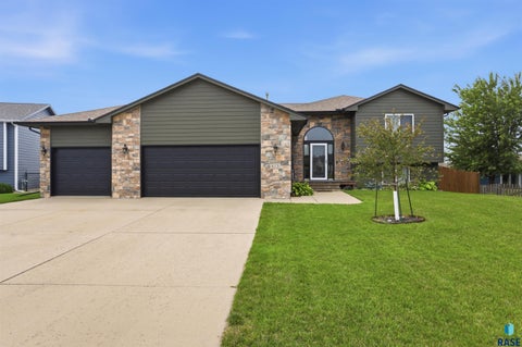 Homes For Sale - 613 S Columbia Street<br/> Harrisburg, SD 57032