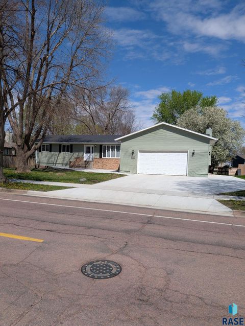Photo of 5808 W 32 St, Sioux Falls, SD 57106 (MLS # 22509145)