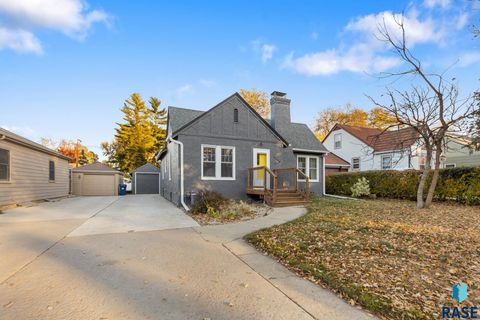 Photo of 2208 S 1st Ave Avenue, Sioux Falls, SD 57105 (MLS # 22508442)