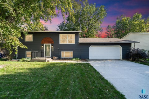 Photo of 3924 S Morrow Dr, Sioux Falls, SD 57106 (MLS # 22607738)