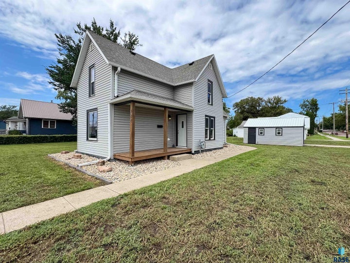 Photo 1 of 29 — 422 E 4th St, Canton, SD 57013