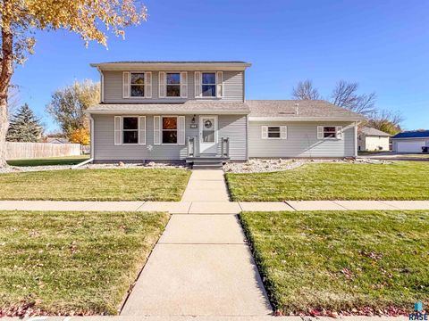 Photo of 900 S Parkview Blvd, Brandon, SD 57005 (MLS # 22602342)