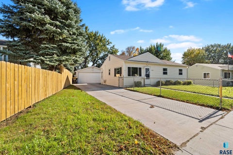 Photo of 3213 E 20th St, Sioux Falls, SD 57103 (MLS # 22607815)