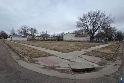 Photo of 1103 N Lincoln Ave, Sioux Falls, SD 57104 (MLS # 22603090)